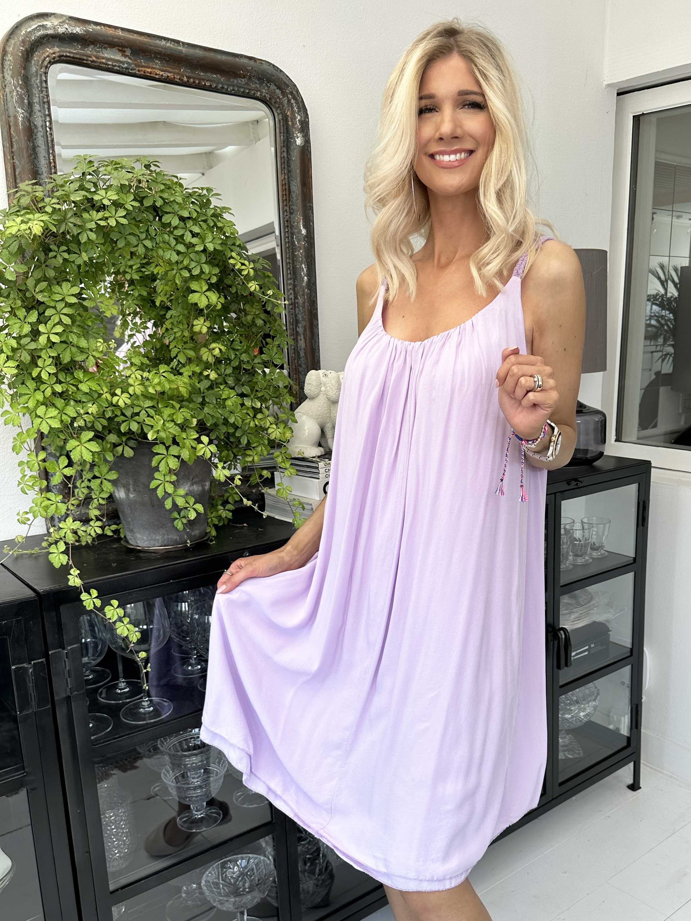 Asia Dress - Söt enfärgad viskosklänning med flätade axelband - Lavender